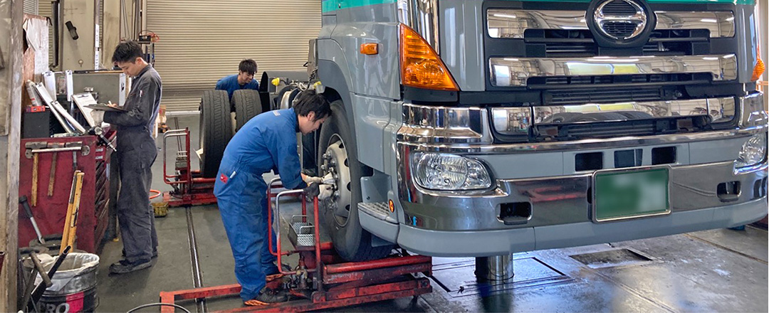 自動車整備事業部YI_仕事の様子